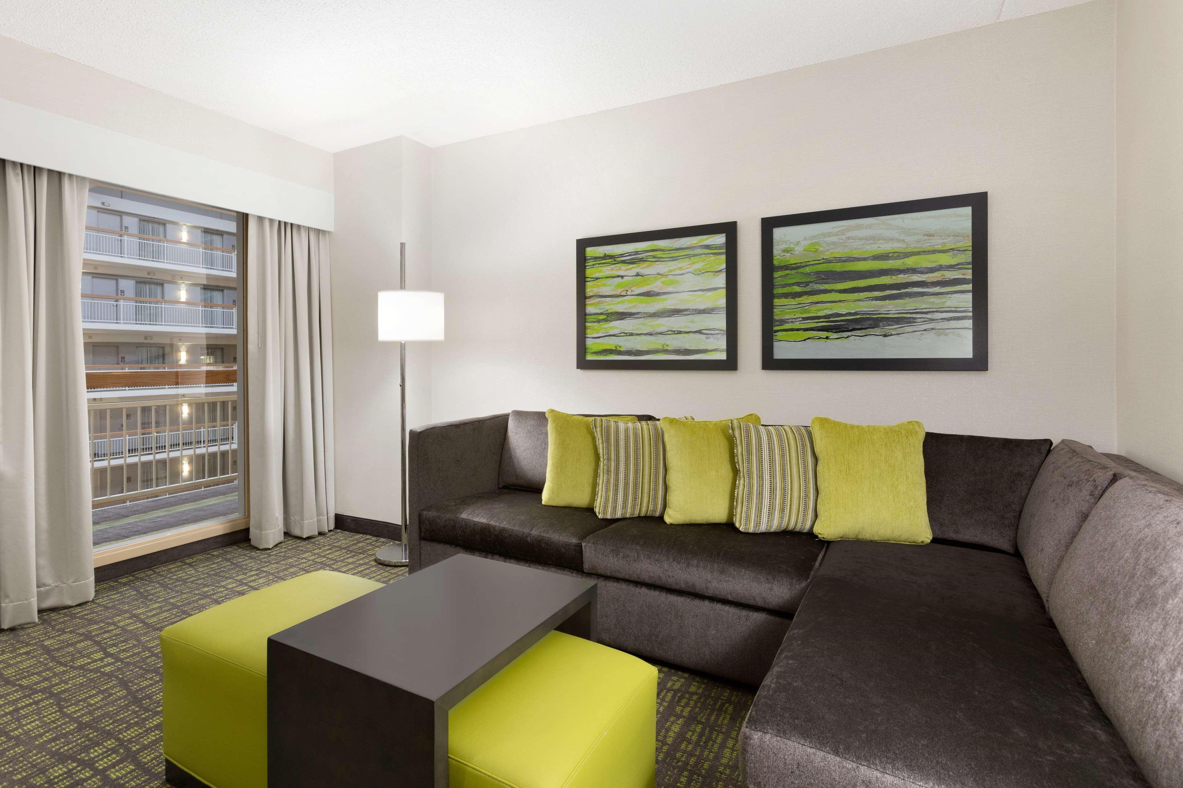 Embassy Suites Newark - Wilmington/South Екстер'єр фото