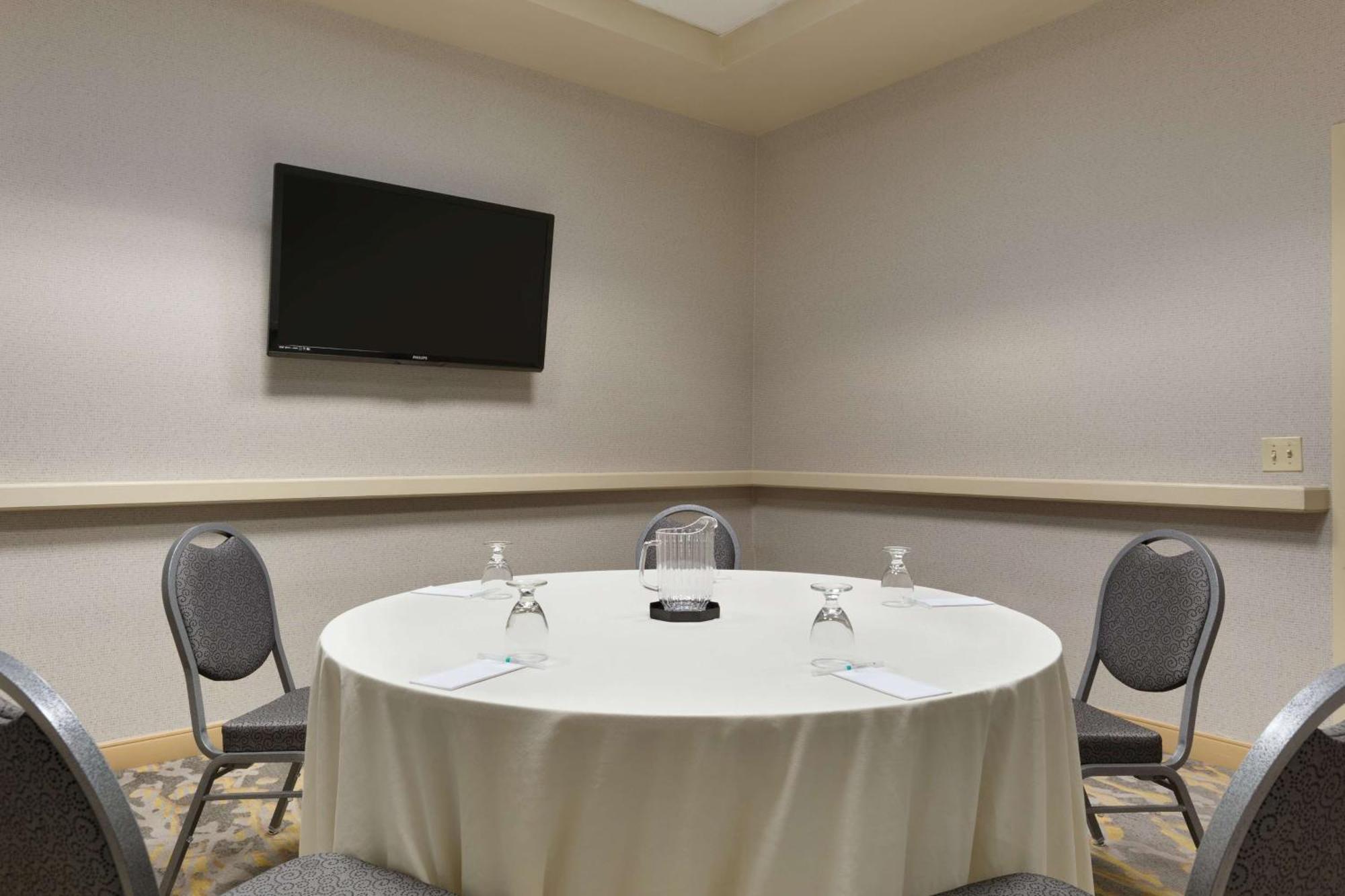 Embassy Suites Newark - Wilmington/South Екстер'єр фото