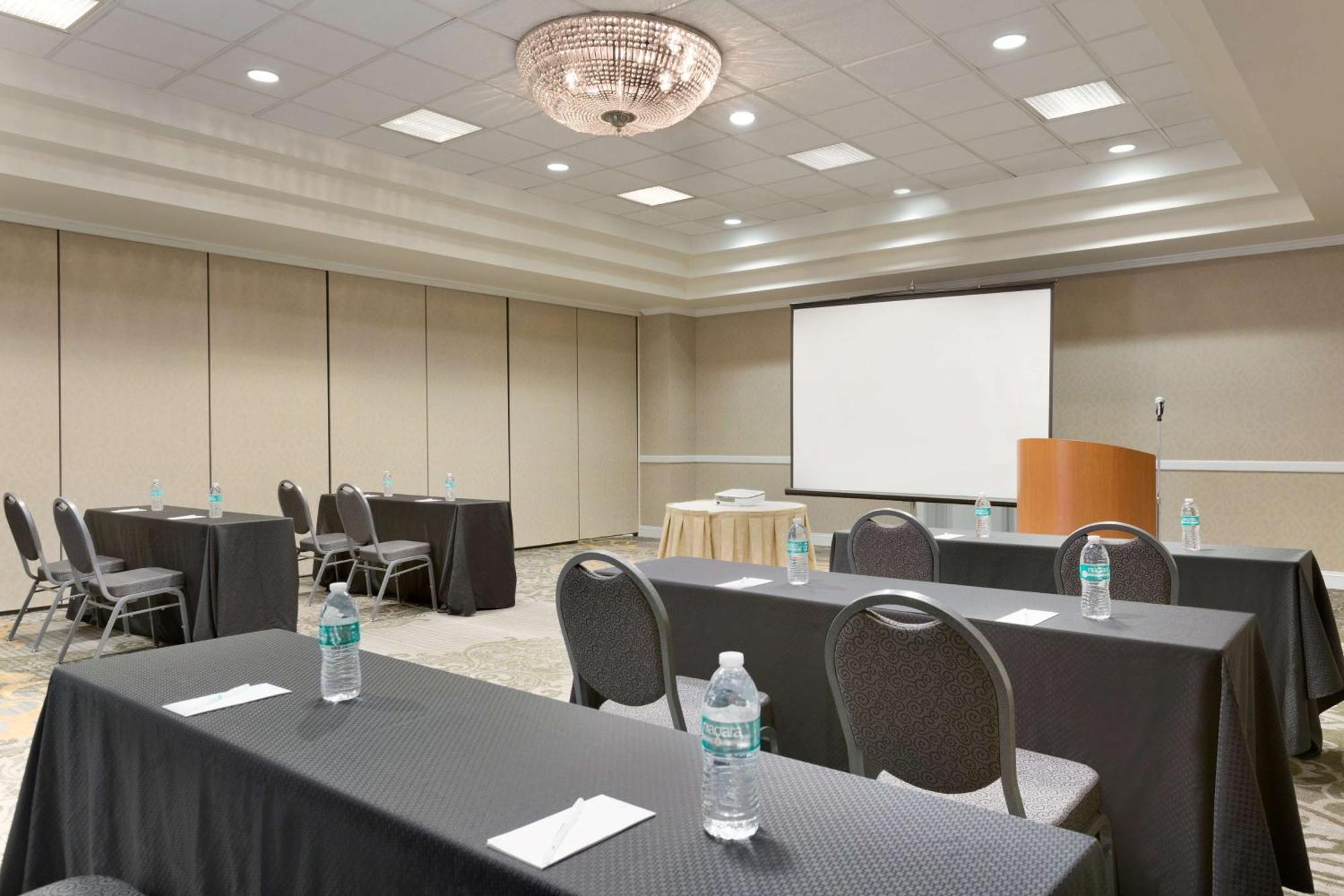 Embassy Suites Newark - Wilmington/South Екстер'єр фото