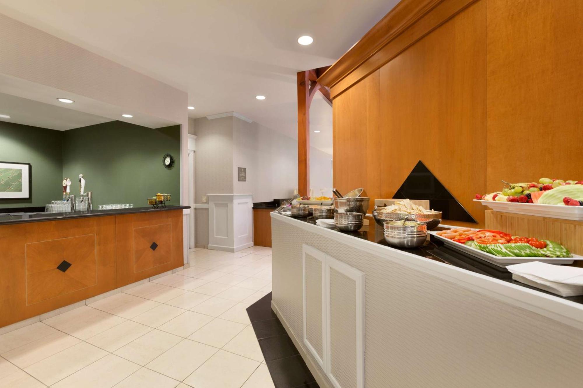 Embassy Suites Newark - Wilmington/South Екстер'єр фото