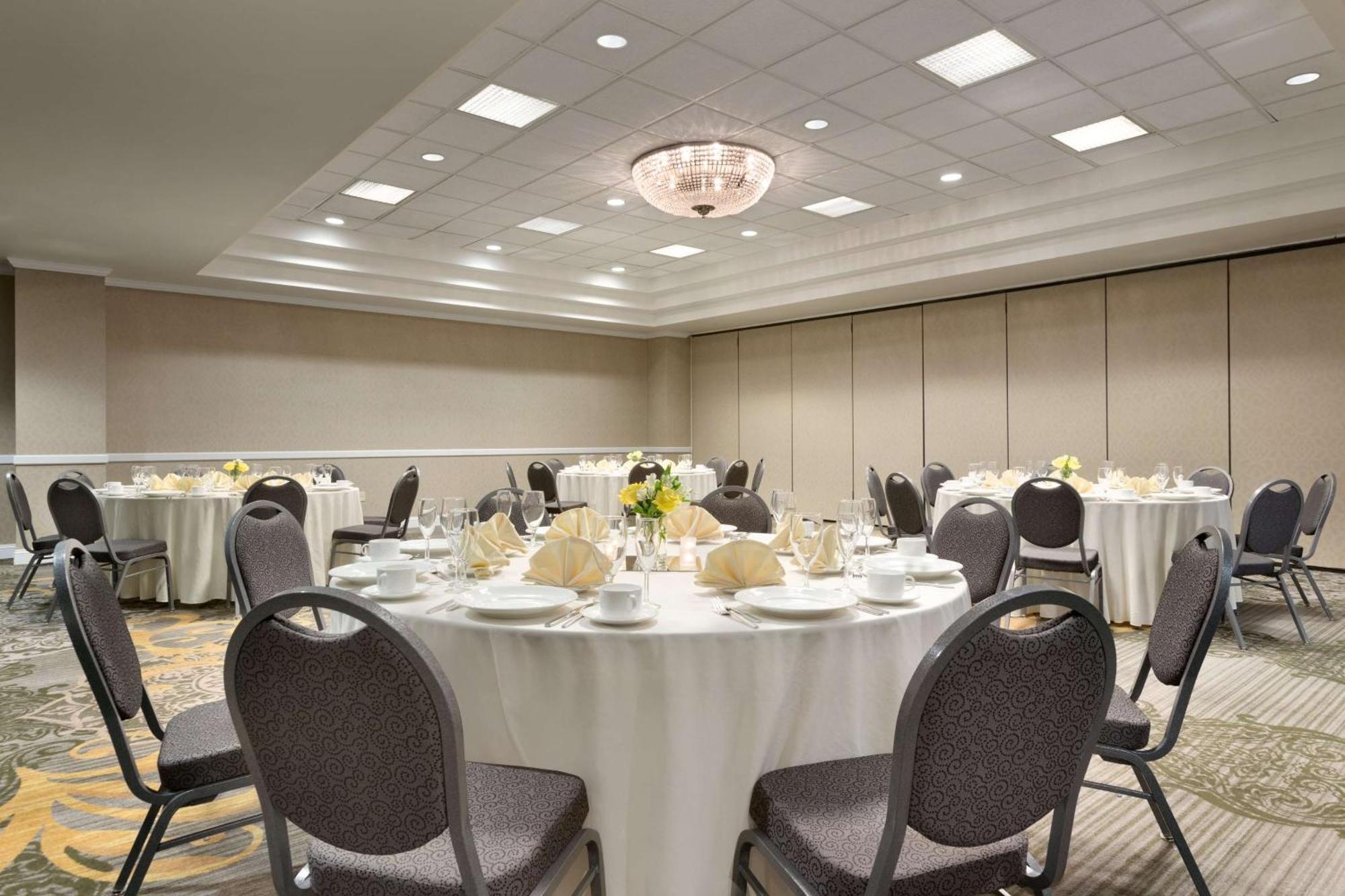Embassy Suites Newark - Wilmington/South Екстер'єр фото