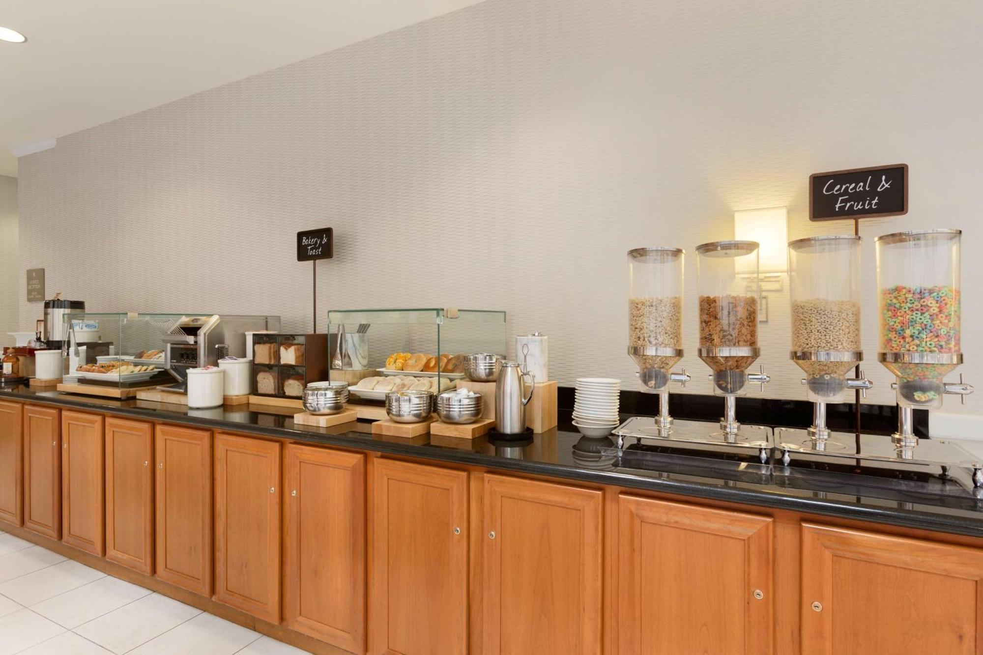 Embassy Suites Newark - Wilmington/South Екстер'єр фото