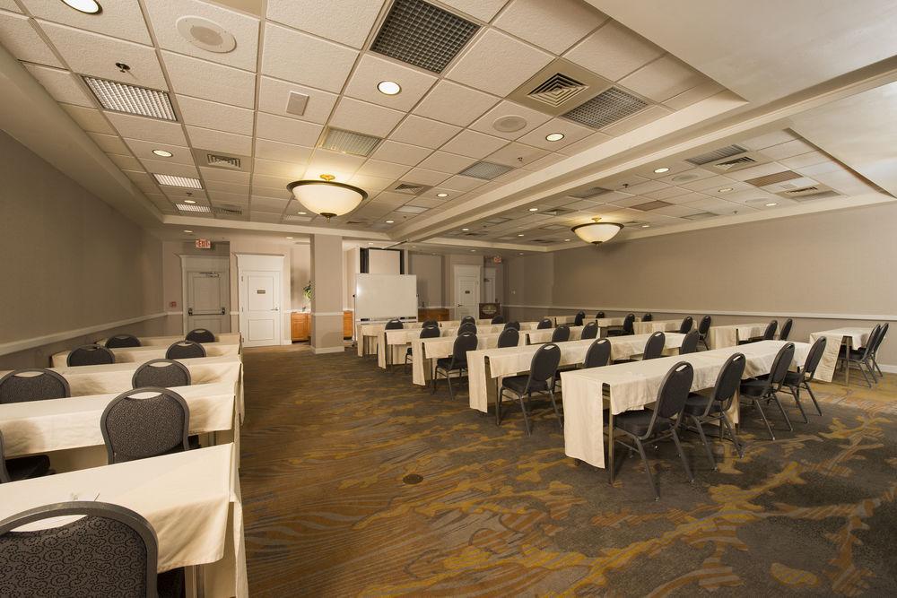 Embassy Suites Newark - Wilmington/South Екстер'єр фото